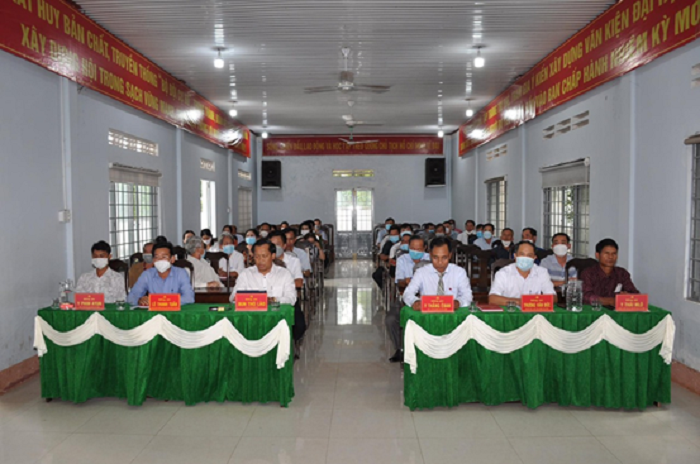 Thi tran Ea Drang trao huy hieu dang cho 1